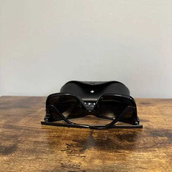 Diff Eyewear Black Sunglasses with Case - Picture 2 of 12